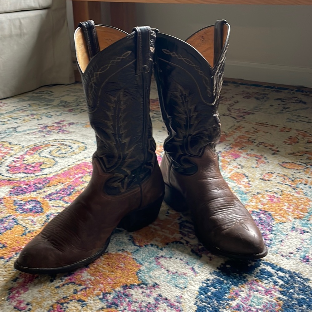 Tony Lama Original Mens Boot Size 9EE already broken in! Great lived in Boot!